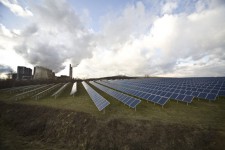In direkter Nachbarschaft des sauberen Sonnenstrom-Kraftwerks wird aus Braunkohle Strom erzeugt. Bild: Tameer Gunnar Eden/Eifeler Presse Agentur/epa