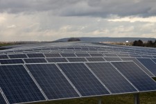 Über 16.000 Solarmodule sorgen im größten Solarpark in NRW künftig für sauberen Sonnenstrom. Bild: Tameer Gunnar Eden/Eifeler Presse Agentur/epa